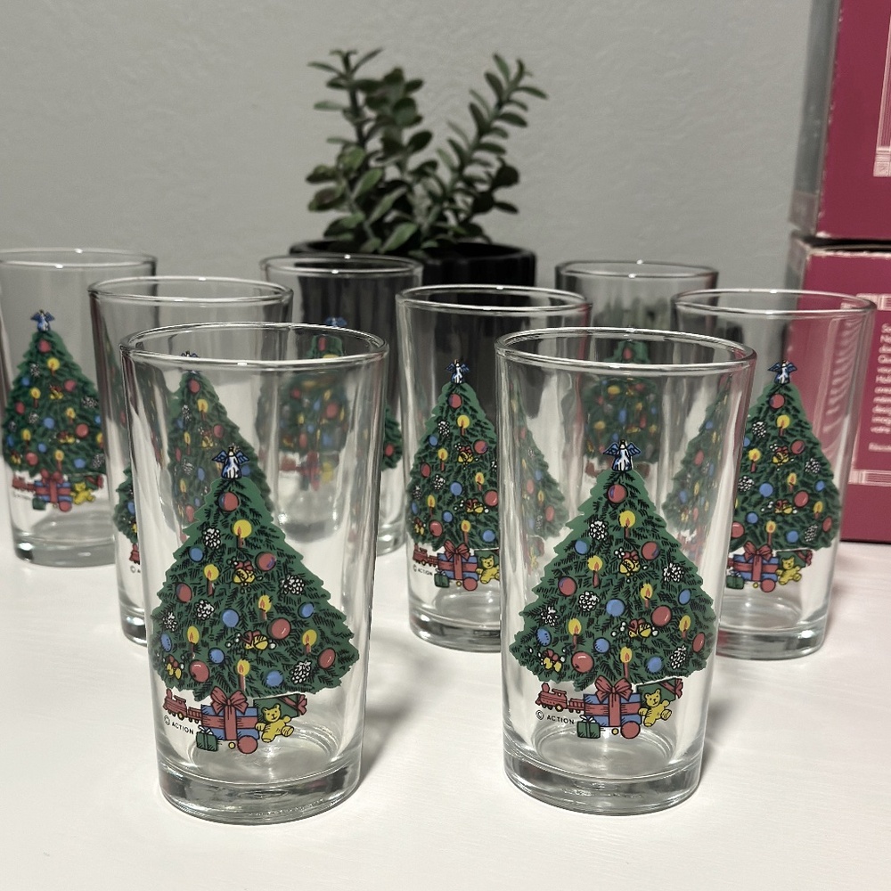 1993 "Holiday Magic 13 oz Beverage Glasses by Action Industries - Set of 8
